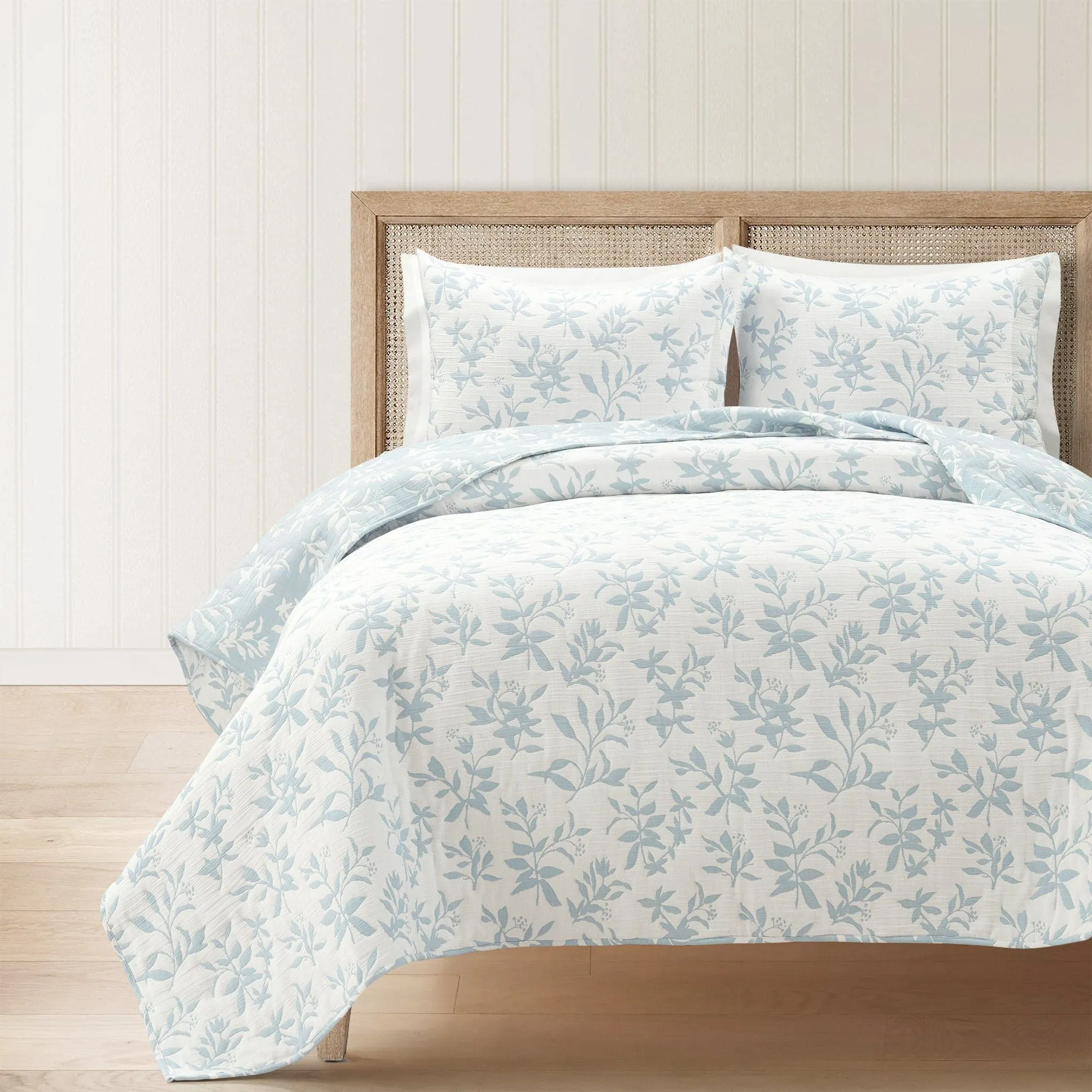 Floral Jacquard Reversible Soft Matelassé 3 Piece Quilt Set